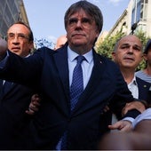 Puigdemont se encamina al escenario del mitin del 8 de agosto de 2024 escoltado por la cúpula de Junts antes de esfumarse
