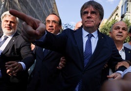 Puigdemont se encamina al escenario del mitin del 8 de agosto de 2024 escoltado por la cúpula de Junts antes de esfumarse