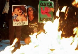 Familiares de los rehenes israelíes retenidos por Hamás en Gaza protestan durante una sesión del gabinete de seguridad.