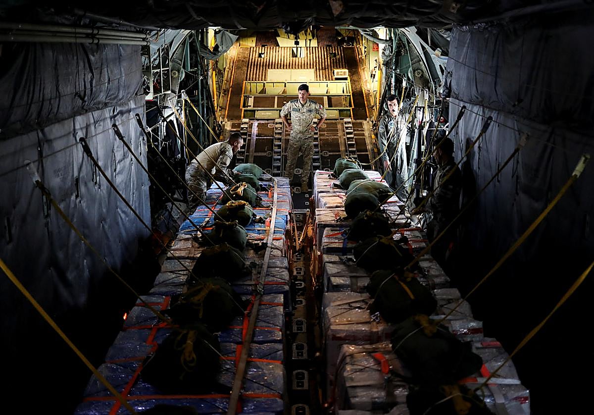 ¿Se lanza comida en mal estado y con carne de cerdo sobre Gaza?