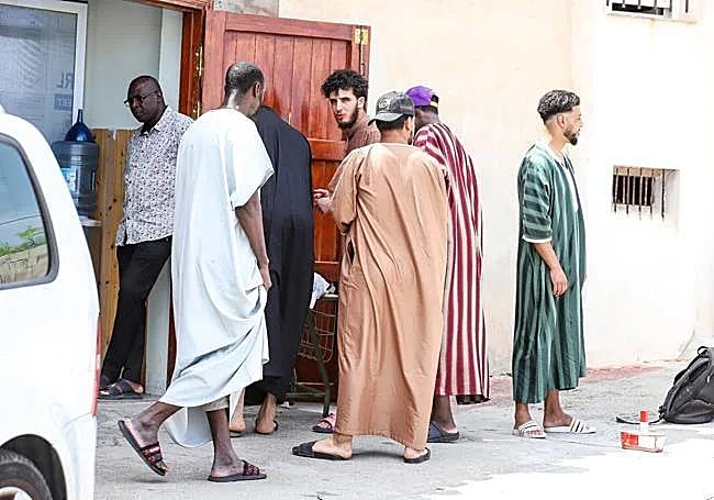 Un grupo de musulmanes, durante el rezo de mediodía, ayer en la mezquita de Jumilla.