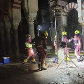 Los bomberos han permanecido toda la noche en la Mezquita-Catedral de Córdoba