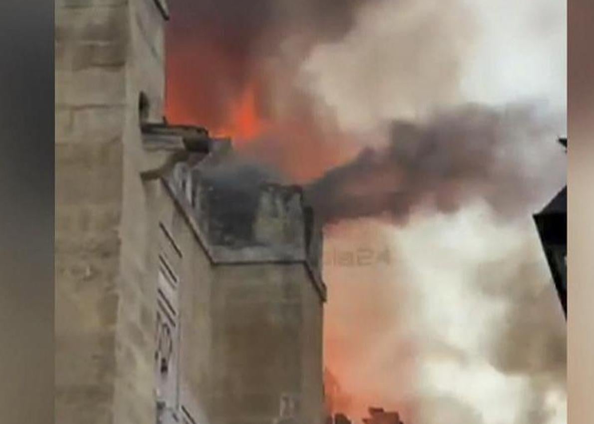 Imagem secundária 1 - Imagens diferentes do fogo na mesquita -catedral de Córdoba.