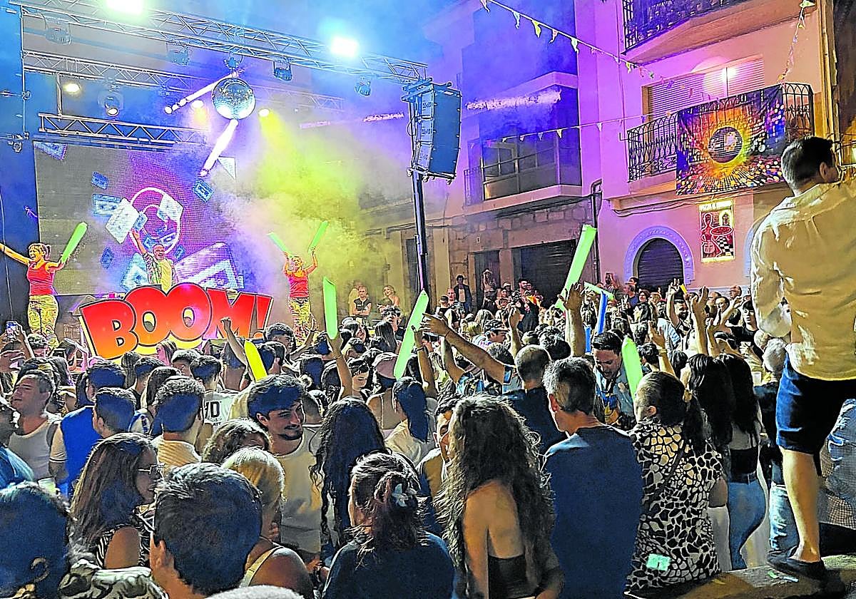 Rock and roll en la plaza del pueblo. Aun sin guitarras ni batería, solo con playlists, bailarinas y muchos vatios de sonido, Paco Santos hizo vibrar a cerca de 2.000 personas en Jarandilla.