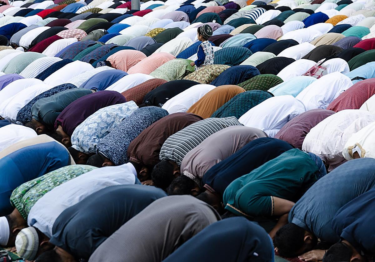 Rezo masivo durante el Día del Cordero en el Parque Casino de la Reina de Madrid.
