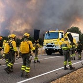 Bomberos trabajan para extinguir el incendio en Molezuelas de la Carballeda.