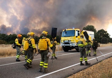 El incendio de Zamora arrasa más de 3.500 hectáreas, salta de provincia y obliga a confinar a vecinos de León