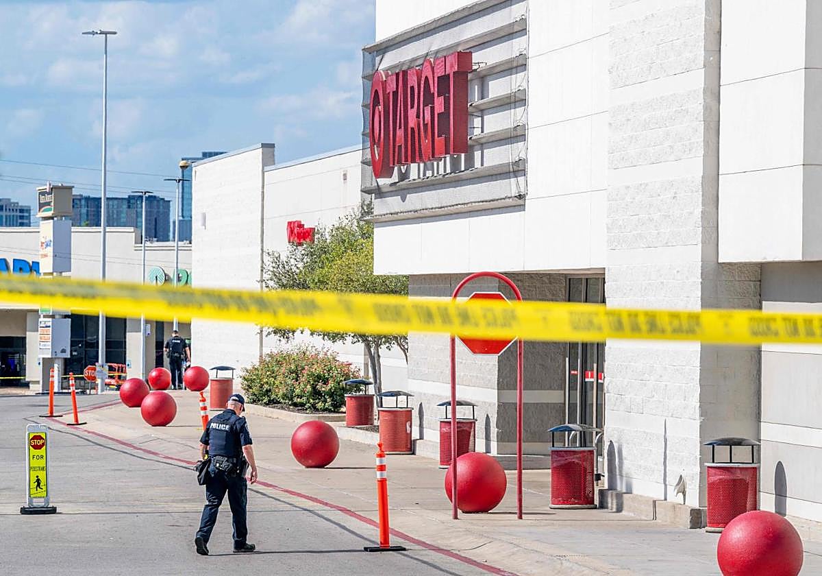 Mueren al menos tres personas en un tiroteo en un centro comercial de Texas
