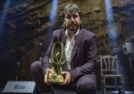 El cantaor Gregorio Moya posa con la Lampara Minera del Festival Internacional del Cante de las Minas de La Unión.