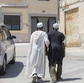 Dos inmigrantes pasean por la localidad murciana de Jumilla.
