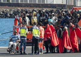 Llegada de un cayuco a Lanzarote.