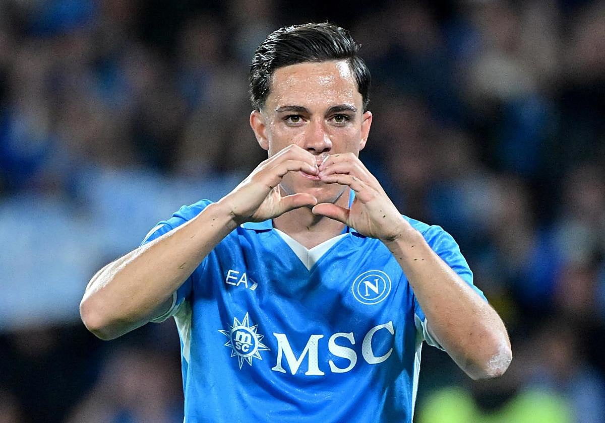 Raspadori celebra un gol con el Nápoles.