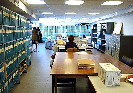 Resgistro de la Propiedad de Logroño, oficinistas, administrativos, oficiales del registro durante su trabajo