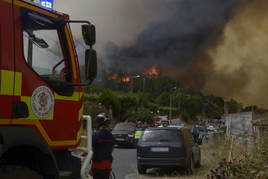 Varios servicios de emergencia trabajan en la extinción del fuego en Ourense