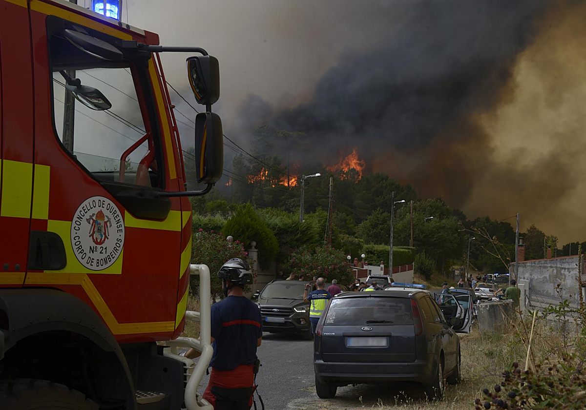 Varios servicios de emergencia trabajan en la extinción del fuego en Ourense