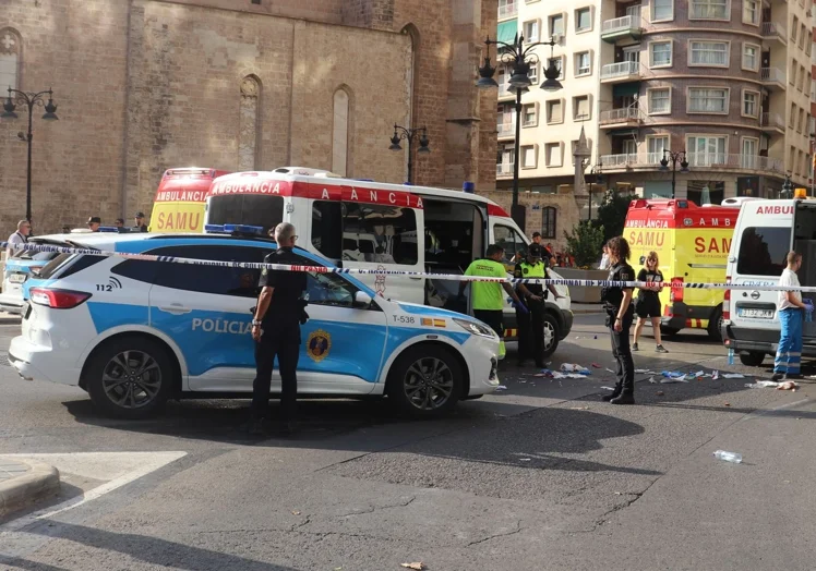 A la derecha la ambulancia que ha atropellado a la menor al no poder esquivarla.