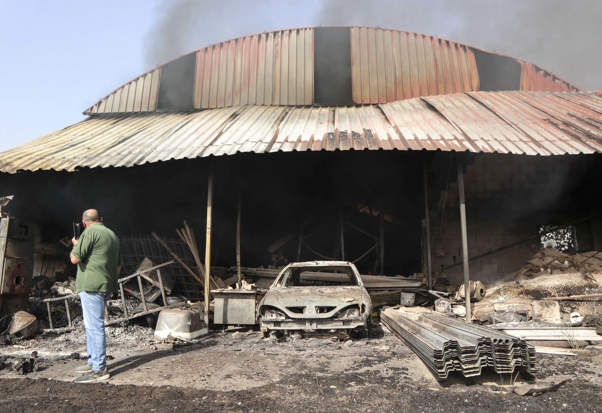 Un hombre inspecciona los daños provocados por un incendio en Cubo de Benavente (Zamora)