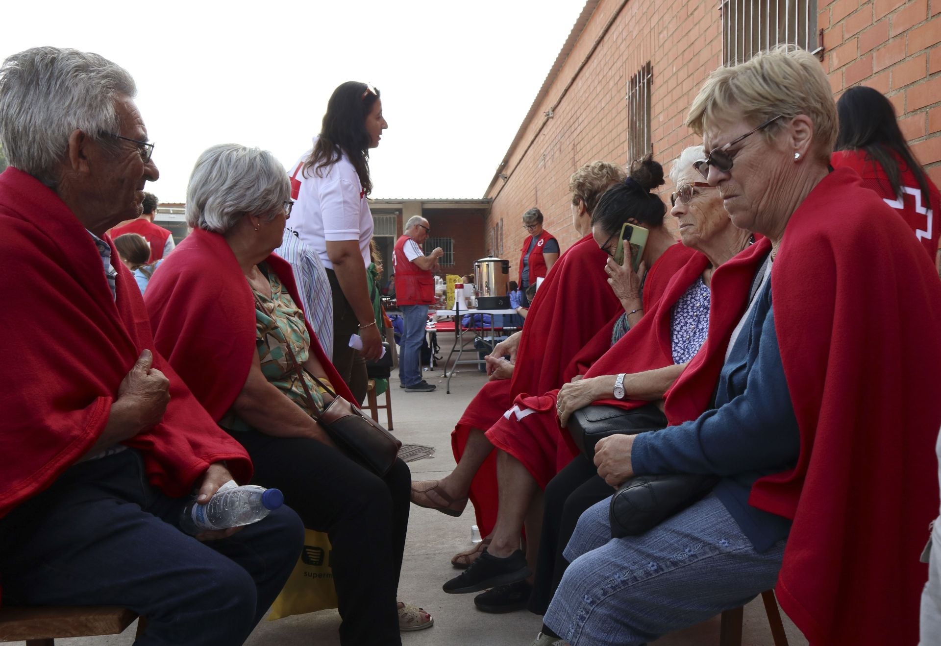 Vecinos evacuados de sus domicilios a consecuencia de un incendio en Cubo de Benavente (Zamora)