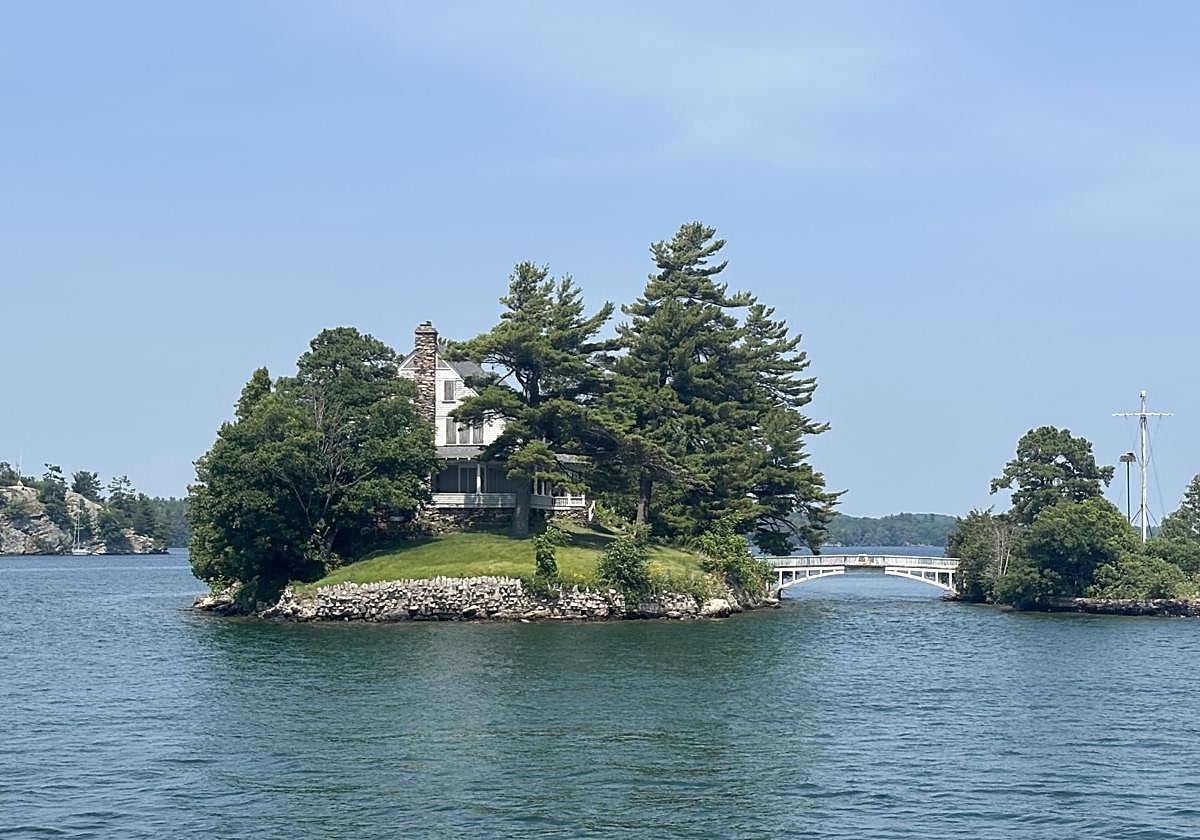 El supuesto puente internacional más pequeño del mundo en el Parque Nacional de las Mil Islas.