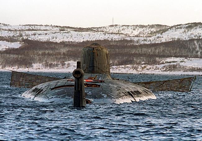 El submarino 'Kursk' fue reflotado al puerto de Roslyakovo tras permanecer hundido 14 meses en las aguas del mar de Barents.
