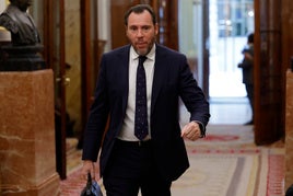 El ministro de Transportes, Óscar Puente, llega al pleno extraordinario celebrado a finales de julio.