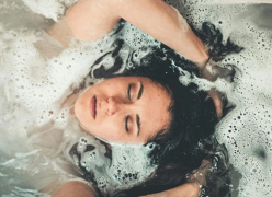 Dormir con el cabello húmedo no te refresca: te rompe el pelo y algo más