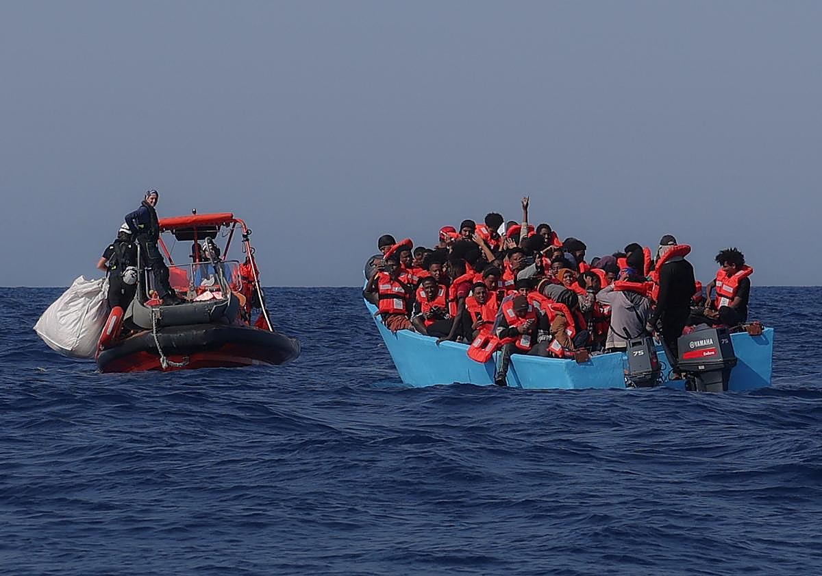 Imagen de archivo. Rescate de migrantes a bordo de un barco abarrotado.