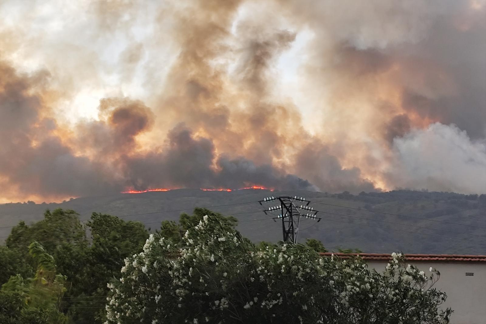Vista del incendio forestal que afecta a Jarilla, Villar de Plasencia, Cabezabellosa y El Torno en la provincia de Cáceres.