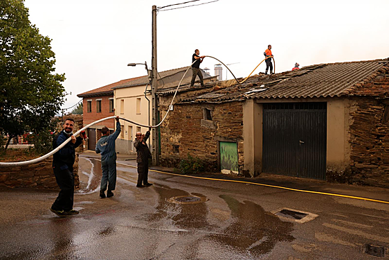 Vecinos de Abejera sofocan el incendio en las viviendas.