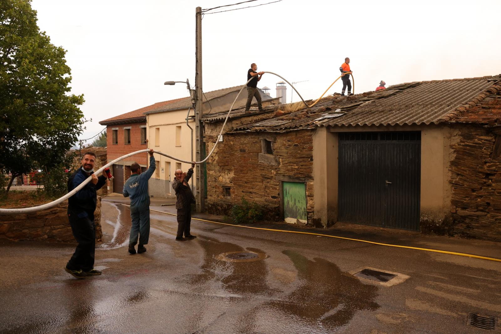 Vecinos de Abejera sofocan el incendio en las viviendas.