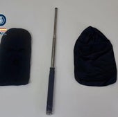 Pasamontañas y algunas armas que utilizaban para echar a los okupas.