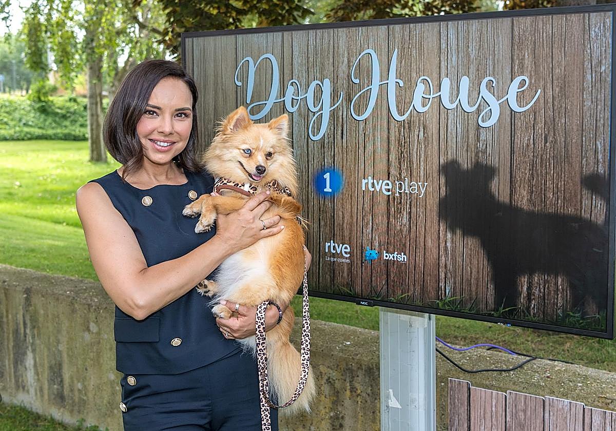 Chenoa y un perrete.