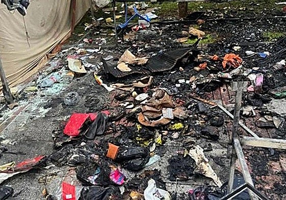 Imagen de los restos del incendio del puesto ambulante.