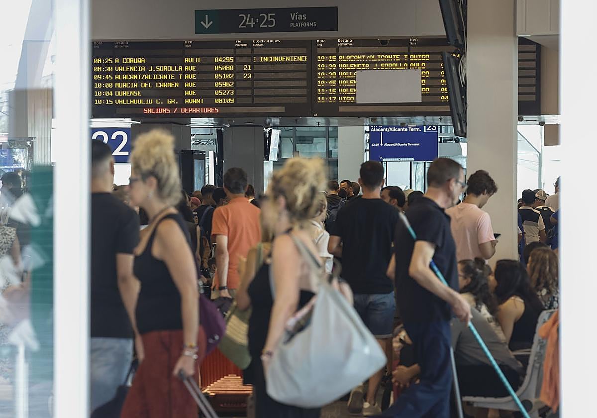 Viajeros esperan en la estación de Chamartín este jueves en la línea de alta velocidad ferroviaria entre Madrid y Galicia.