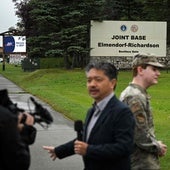 Periodistas y militares en la base que acogerá la reunión entre Trump y Putin en Anchorage