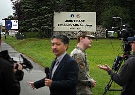 Periodistas y militares en la base que acogerá la reunión entre Trump y Putin en Anchorage