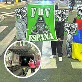 Los miembros de la banda se fotografían con sus banderas en la Gran Vía de Bilbao.