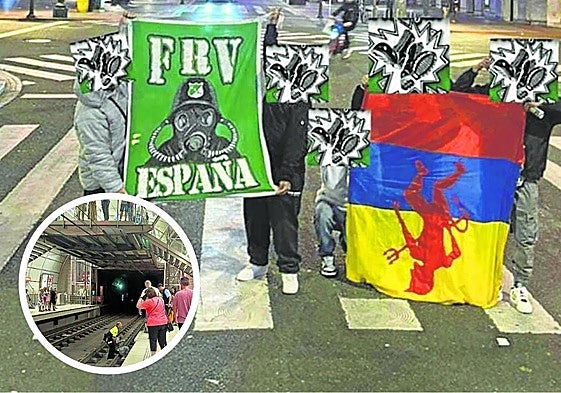 Los miembros de la banda se fotografían con sus banderas en la Gran Vía de Bilbao.