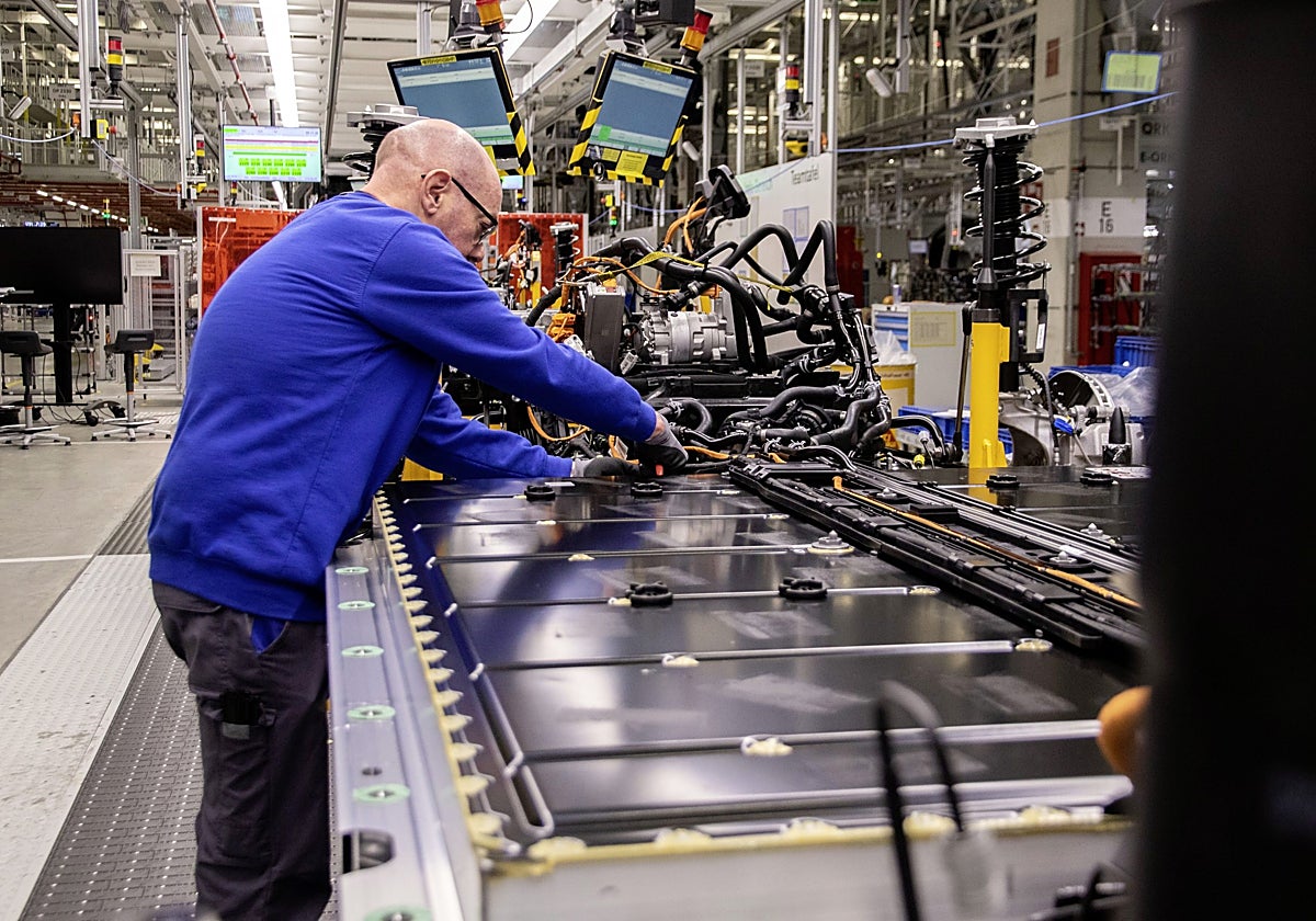 Un operario ensambla una batería en una fábrica del Grupo Volkswagen