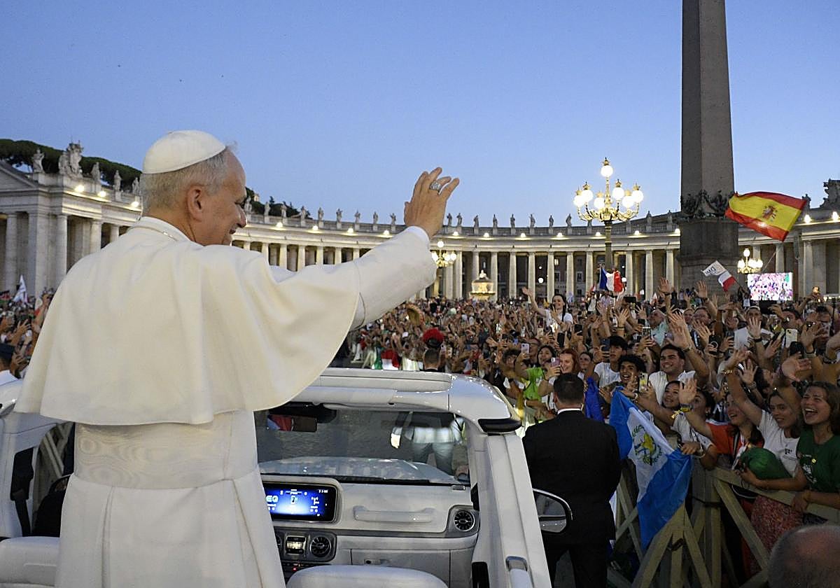 El Papa saluda a los miles de jóvenes que llegaron a Roma para el Jubileo.