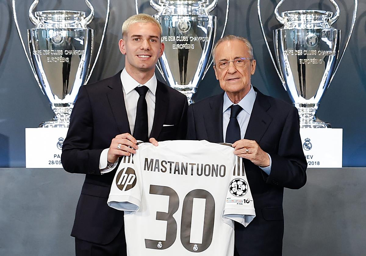 Franco Mastantuono, junto a Florentino Pérez durante su presentación como jugador del Real Madrid.
