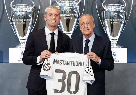 Franco Mastantuono, junto a Florentino Pérez durante su presentación como jugador del Real Madrid.