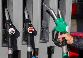 Los conductores afrontan la operación salida del puente de agosto con los carburantes en mínimos del verano