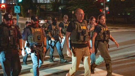Agentes del FBI patrullan un barrio de Washington.