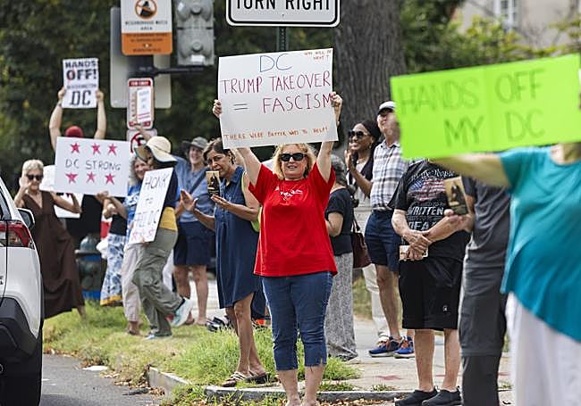 Un grupo de vecinos de Washington protesta contra la orden de Trump para controlar las calles de la capital.