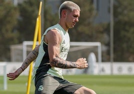 Franco Mastantuono, durante su primer entrenamiento.