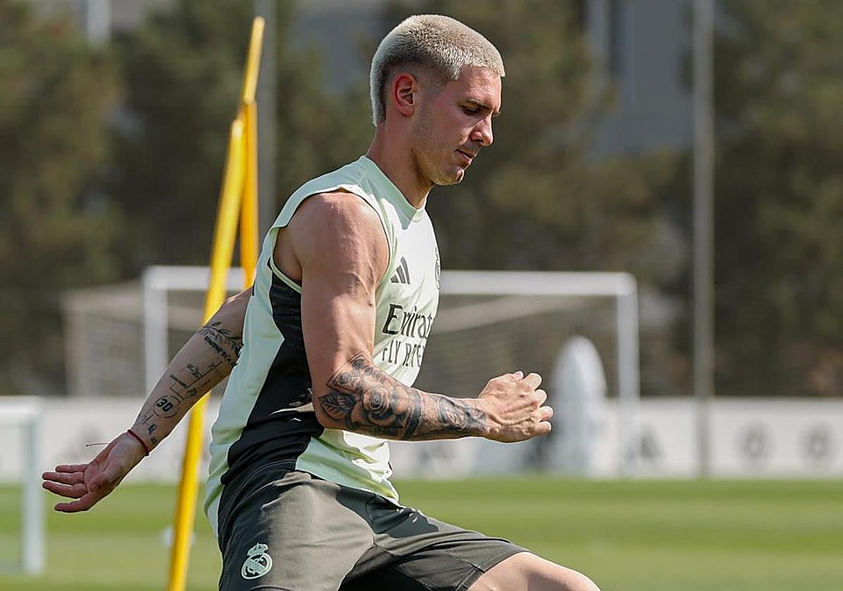Franco Mastantuono durante su primer entrenamiento.