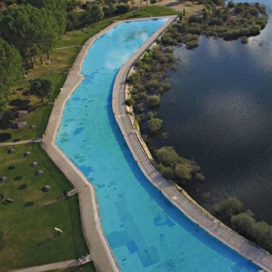 Ni Suecia ni Finlandia, esta es la piscina más bonita de España: junto a un lago, escondida en un bosque y rodeada de montañas