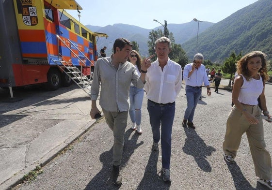 Alberto Núñez Feijóo visita el puesto de mando avanzado de Palacios del Sil, en León.