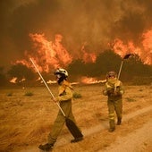 Bomberos ante uno de los incendios en la comarca de Verín, Orense